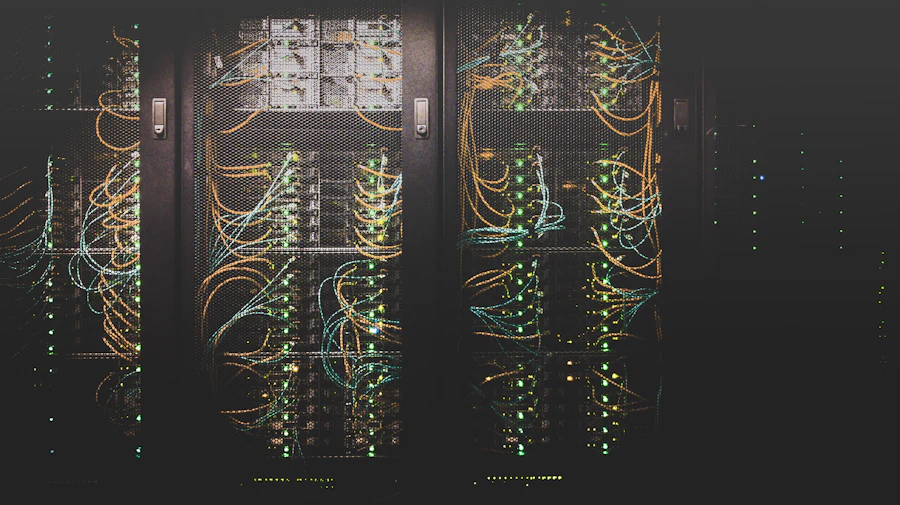 Corredor de servidores em data center com iluminação fria