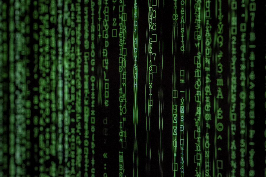 Linhas de código sobre fundo escuro em um terminal